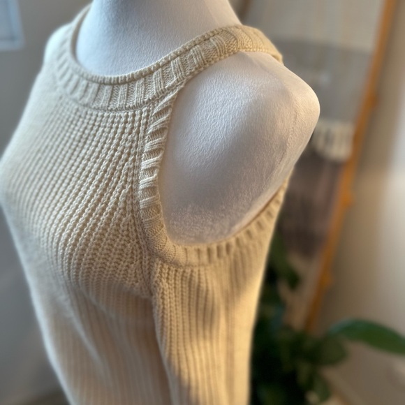 Shoulder cut put cream knit sweater - Picture 3 of 4